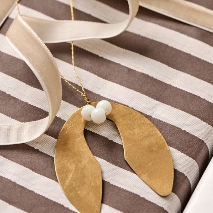 IB Laursen dekorativer Geschenkanhänger Mistelzweig Gloria mit Perlen B 0,1 × H 5,5 × L 4,5 cm