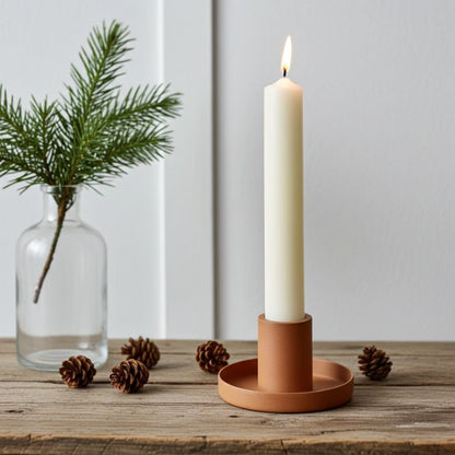 IB Laursen Kerzenhalter ziegelfarben aus Aluminium und Eisen in weihnachlicher Stimmung