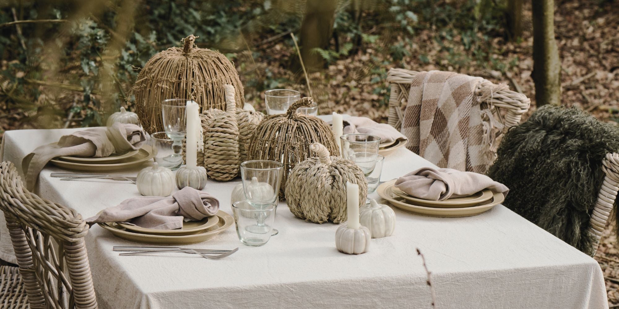 Sommerlich gedeckter Tisch mit IB Laursen Leinen Tischdecke länglich bei Mekea Buchrain