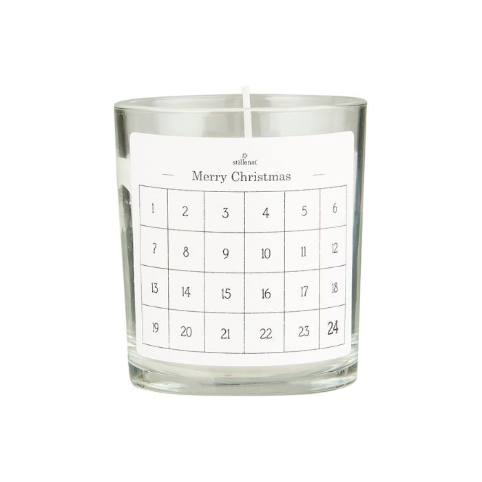 IB Laursen Weihnachtskerze Celia im Glas mit Etikett Zahlen 1–24 Ø 7,3 × H 8,3 cm