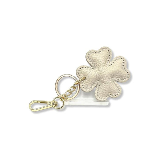 Leder-Schlüsselanhänger Glücksklee aus Italien in Beige mit goldfarbenem Schlüsselring