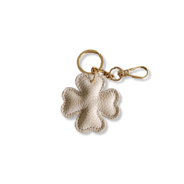 Leder-Schlüsselanhänger Glücksklee aus Italien in Beige mit goldfarbenem Schlüsselring