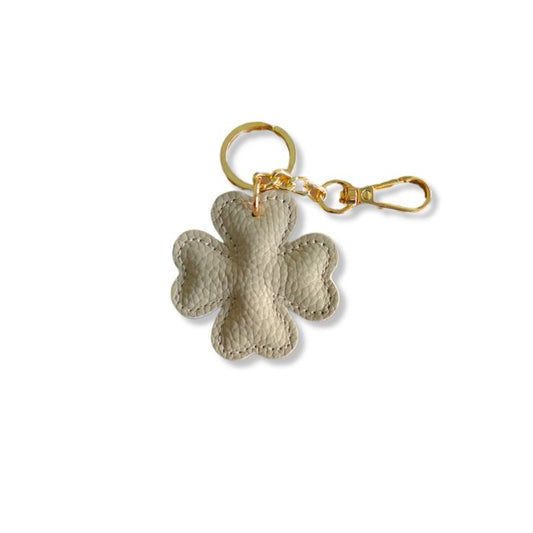 Leder-Schlüsselanhänger aus Italien in Taupe mit Kleeblattblatt-Motiv