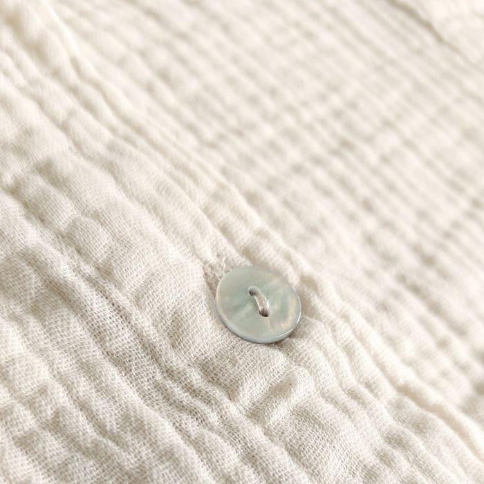Mekea Musselin Bluse beige langarm Oversize locker geschnitten - Detail Ansicht Knopf