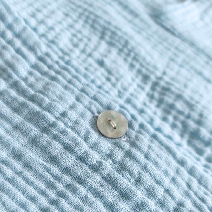 Mekea Musselin Bluse hellblau langarm Oversize luftiger Schnitt - Detail Ansicht Knopf