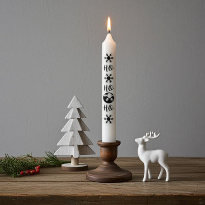 Stabkerze HO HO HO in weihnachtlicher Tischdekoration mit Tannenzweigen