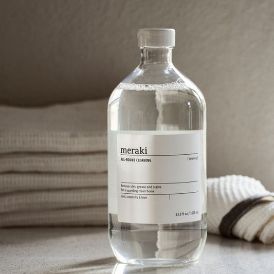 Nahaufnahme des Nordic Swan Zertifikats auf der Meraki Klar Reiniger Flasche