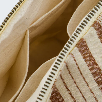 Offene Meraki Kosmetiktasche mit Einblick ins Innenfutter