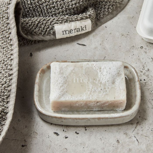 Hand wäscht sich mit Meraki Stückseife Sesame Scrub