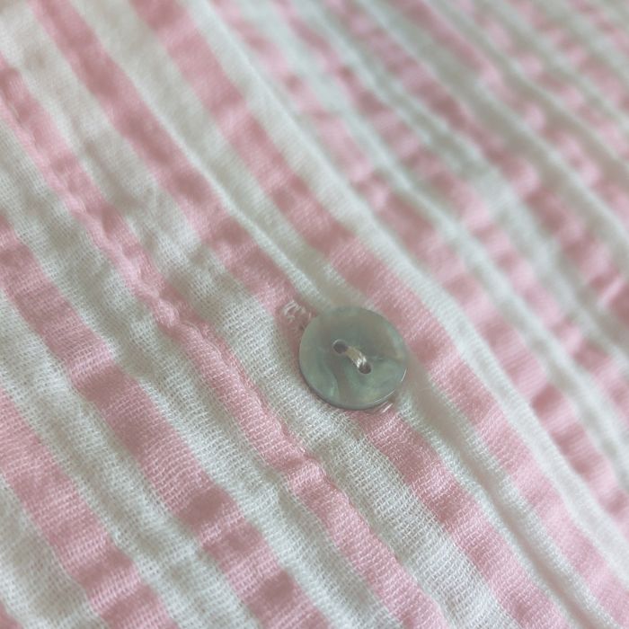 Mekea Musselin Bluse rosa gestreift kurzarm locker geschnitten - Detail Ansicht Knopf