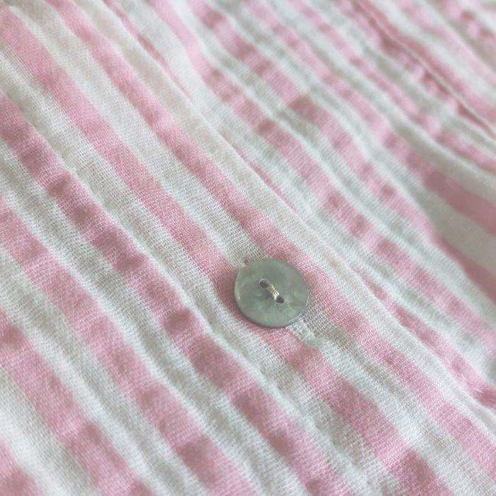 Mekea Musselin Bluse rosa gestreift langarm Oversize Schnitt - Detail Ansicht Knopf