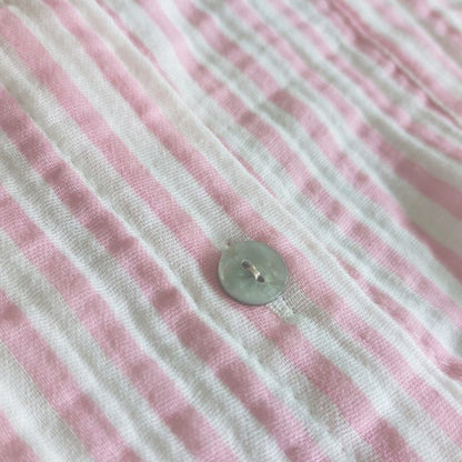 Mekea Musselin Bluse rosa gestreift langarm Oversize Schnitt - Detail Ansicht Knopf