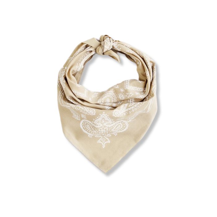 Sandfarbenes Premium Baumwoll-Bandana mit skizziertem Paisley-Muster flach gewickelt für Biker-Styling.