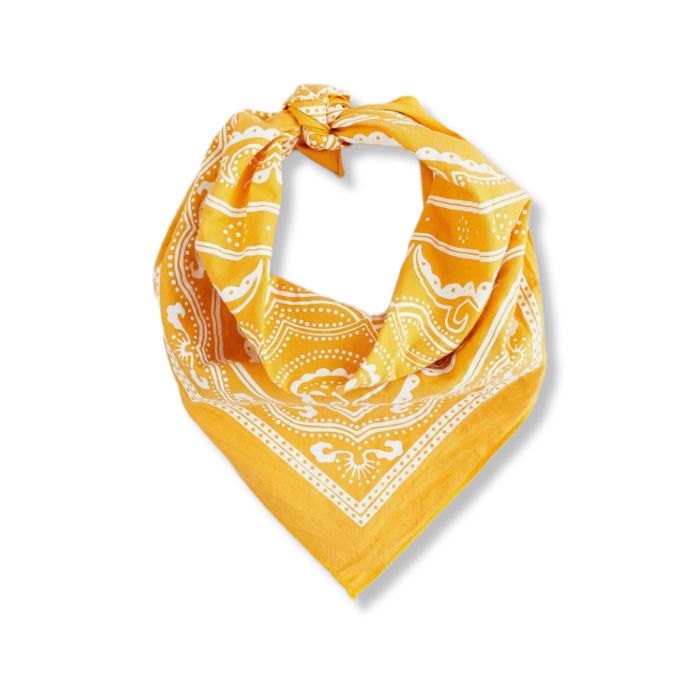 Goldgelbes Premium Baumwoll-Bandana mit Western-Muster flach gewickelt für Biker-Styling.