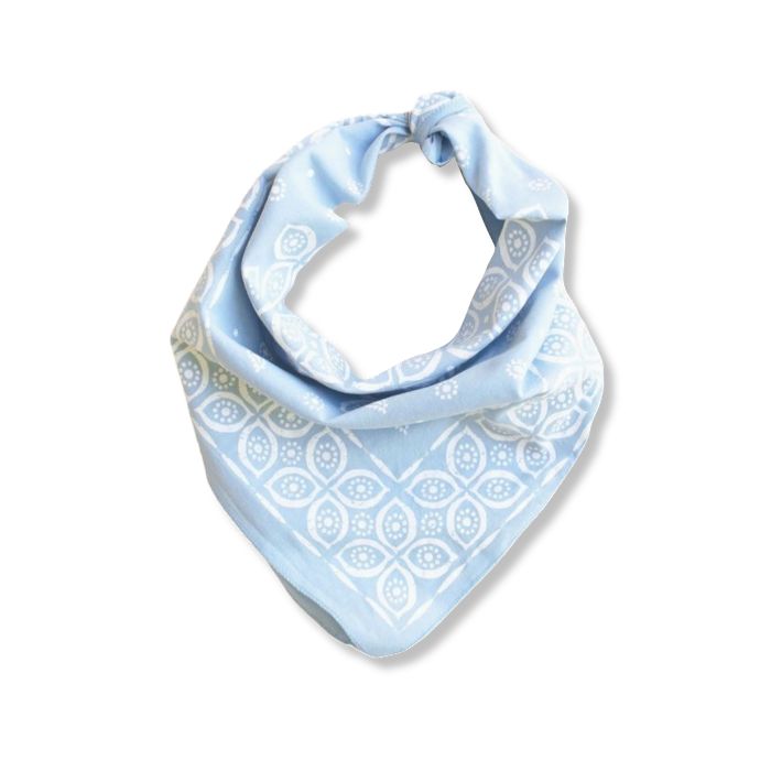 Hellblaues Premium Baumwoll-Bandana mit Paisley-Eye-Muster flach gewickelt als Mode-Accessoire.