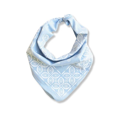 Hellblaues Premium Baumwoll-Bandana mit Paisley-Eye-Muster flach gewickelt als Mode-Accessoire.