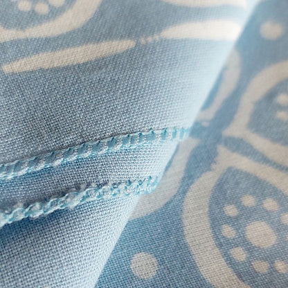 Hellblaues Premium Baumwoll-Bandana mit Paisley-Eye-Muster Mode-Accessoire - Nahaufnahme