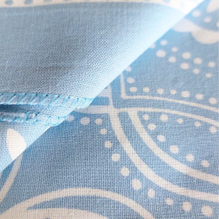 Hellblaues Premium Baumwoll-Bandana mit Western-Muster für Biker-Styling, oder als modisches Accessoires - Nahaufnahme
