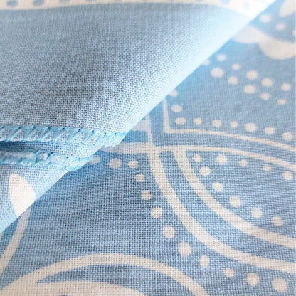 Hellblaues Premium Baumwoll-Bandana mit Western-Muster für Biker-Styling, oder als modisches Accessoires - Nahaufnahme