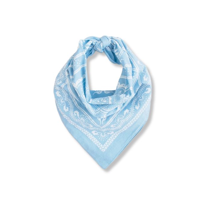Hellblaues Premium Baumwoll-Bandana mit Western-Muster flach gewickelt für Biker-Styling