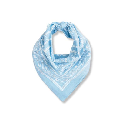 Hellblaues Premium Baumwoll-Bandana mit Western-Muster flach gewickelt für Biker-Styling