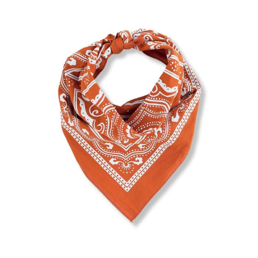 Orangenes Premium Baumwoll-Bandana mit Western-Muster flach gewickelt für Biker-Styling.
