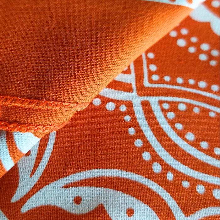 Orangenes Premium Baumwoll-Bandana mit Western-Muster für Biker-Styling - Nahaufnahme