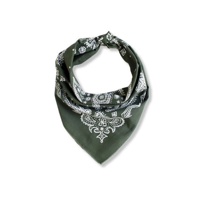 Olivgrünes Premium Baumwoll-Bandana mit skizziertem Paisley-Muster flach gewickelt für Biker-Styling.