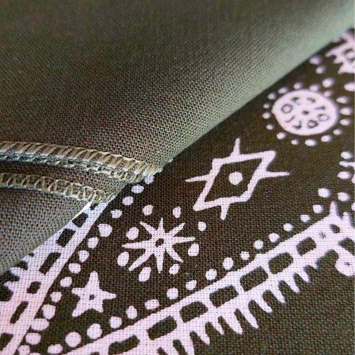 Olivgrünes Premium Baumwoll-Bandana mit skizziertem Paisley-Muster für Biker-Styling, oder als Accessoires - Nahaufnahme