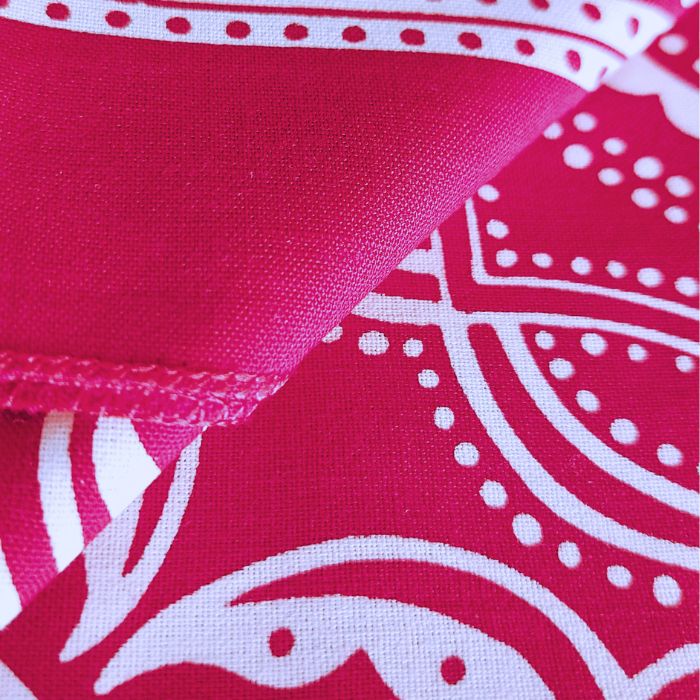 Rotes Premium Baumwoll-Bandana mit Western-Muster in Nahaufnahme für Biker-Outfit, oder modisches Accessoires.