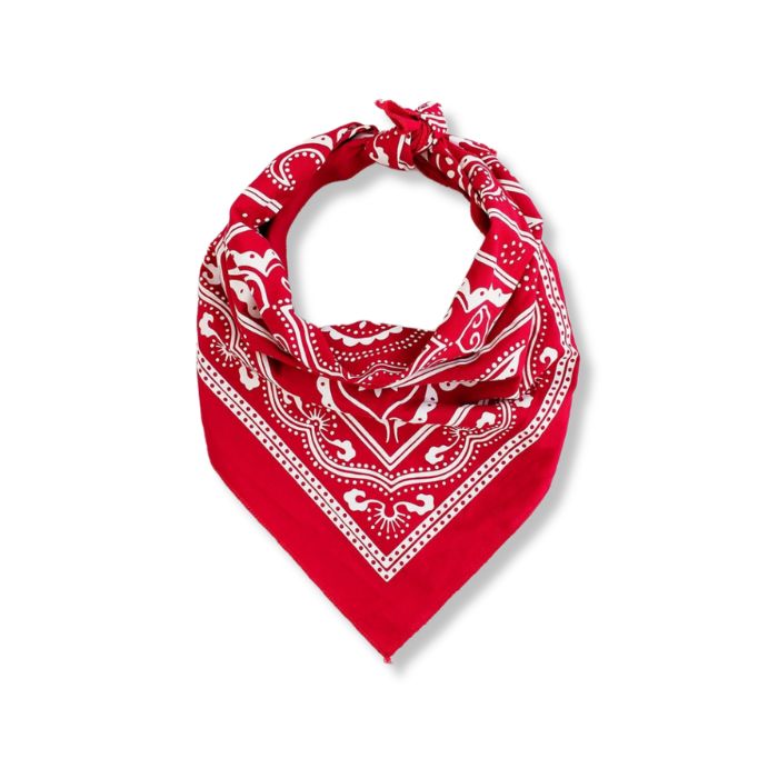Rotes Premium Baumwoll-Bandana mit Western-Muster flach gewickelt für Biker-Outfit Inspiration.