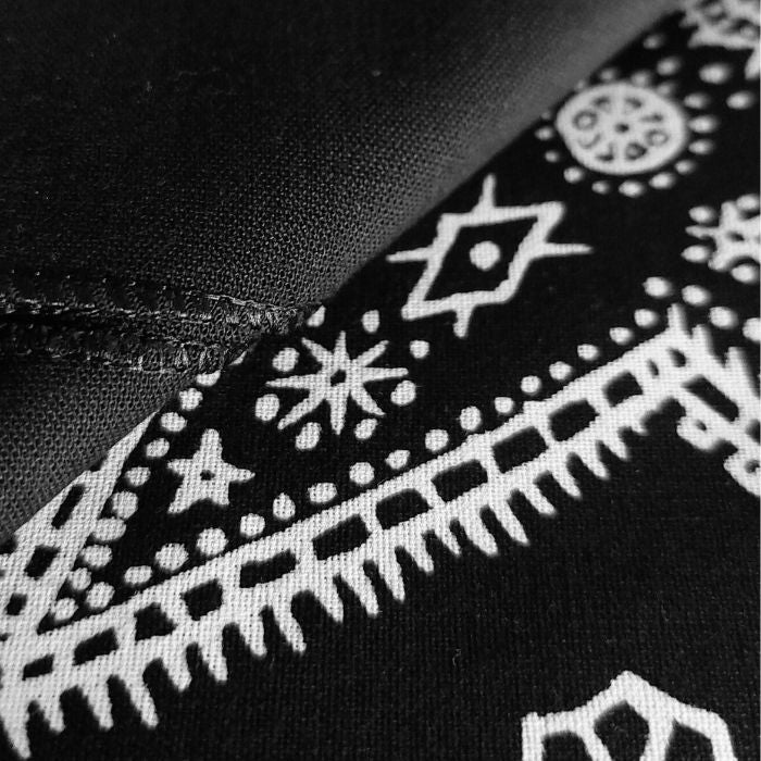 Schwarzes Premium Baumwoll-Bandana mit skizziertem Paisley-Muster in Nahaufnahme für Biker-Styles, oder modisches Accessoires.