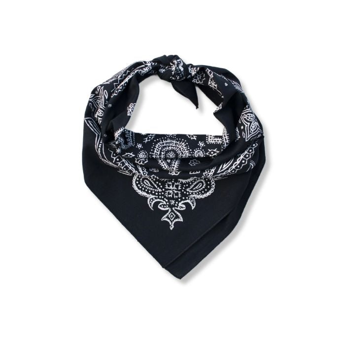 Schwarzes Premium Baumwoll-Bandana mit skizziertem Paisley-Muster flach gewickelt für Biker-Styles.