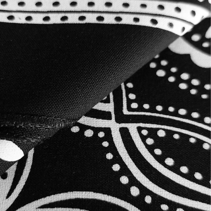 Schwarzes Premium Baumwoll-Bandana mit Western-Muster für Biker-Outfit, oder modisches Accessoires als Halstuch.