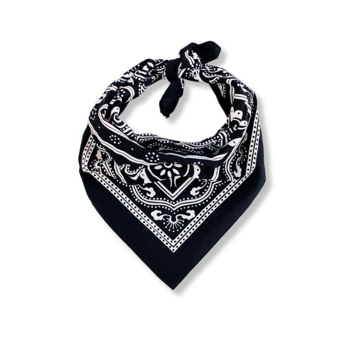 Schwarzes Premium Baumwoll-Bandana mit Western-Muster flach gewickelt für Biker-Outfit Inspiration.