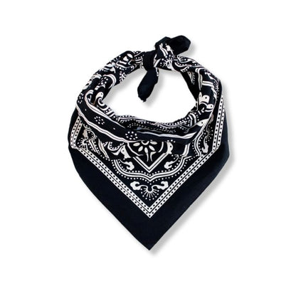 Schwarzes Premium Baumwoll-Bandana mit Western-Muster flach gewickelt für Biker-Outfit Inspiration.