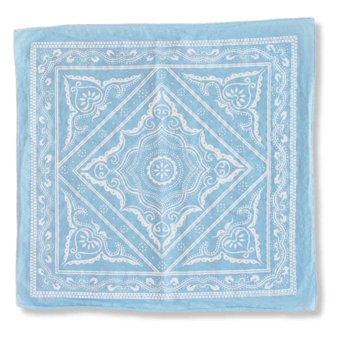 Detailaufnahme des weichen Siebdrucks auf hellblauer Quilt-Baumwolle mit sauberem Rollsaum.