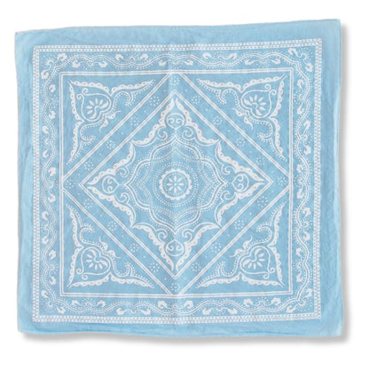 Detailaufnahme des weichen Siebdrucks auf hellblauer Quilt-Baumwolle mit sauberem Rollsaum.