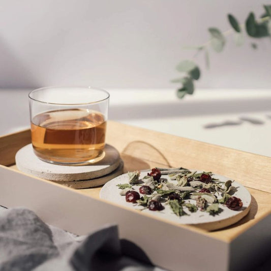 Atmosphärebild mit rhoeco Kräutertees für bewussten Genuss