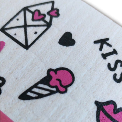 Detailansicht - 2er Set Schwammtücher Motiv Kiss Doodles – Zweifarben Siebdruck für eine nachhaltige Küche - Mekea Buchrain