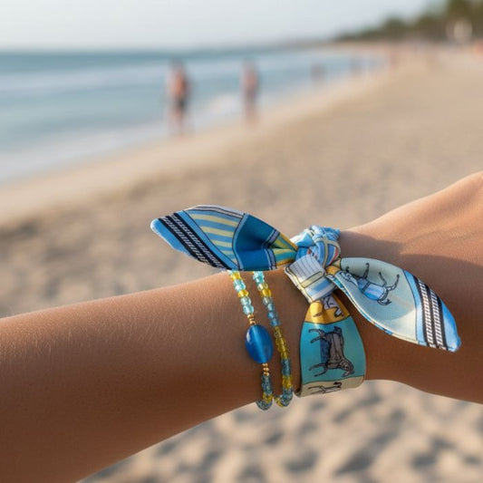 Twilly Bandana Pferd Hellblau Beige Gelb als Armband getragen - Mekea